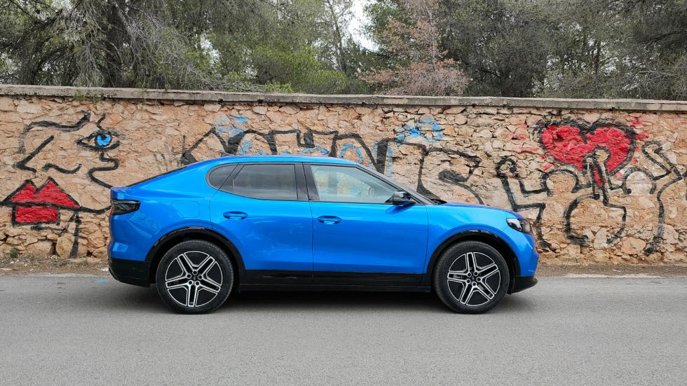 To Ford Capri αναμφίβολα ξεχωρίζει για τη δυναμική του σχεδίαση, που φέρει κάποιες ρετρό αναφορές από το εμβληματικό Capri (1969-1986), όπως η coupe οροφή. 